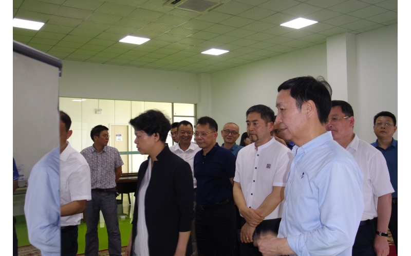 市委副書記、市長張迎春走訪智能制造企業(yè)，來我司調(diào)研，與我司高層領導親切會面。